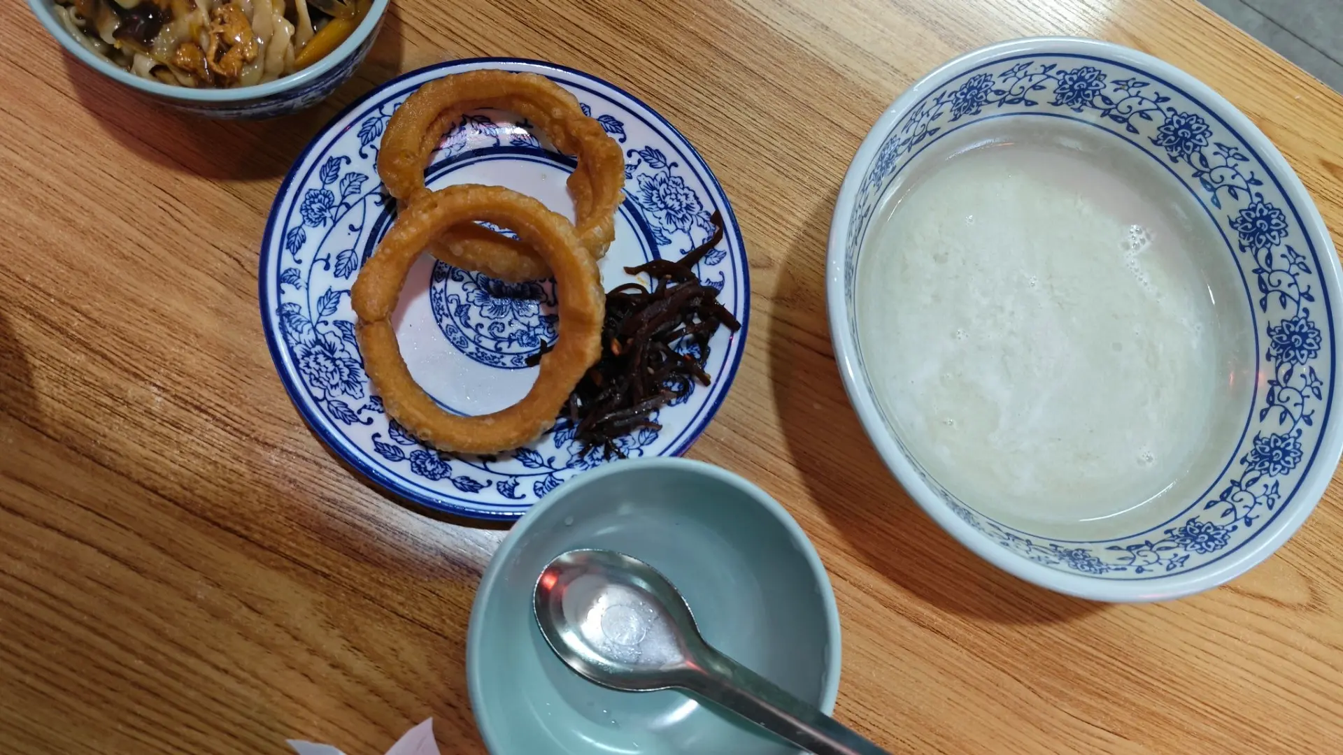 在“老北京卤煮”店里点的豆汁和焦圈