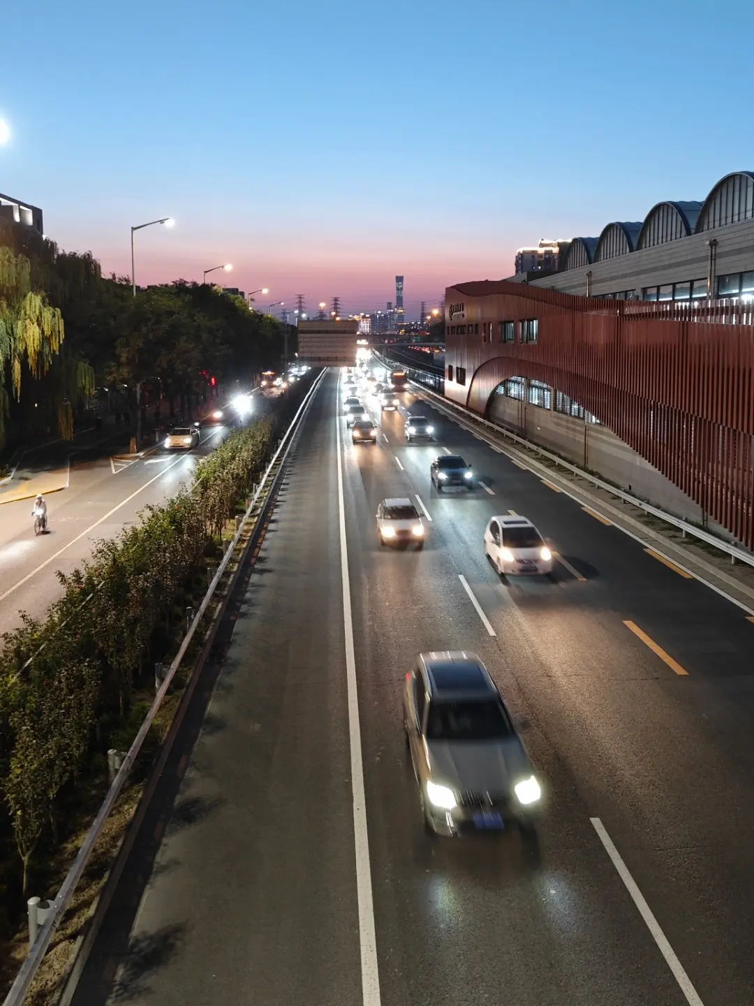 夜晚的北京道路